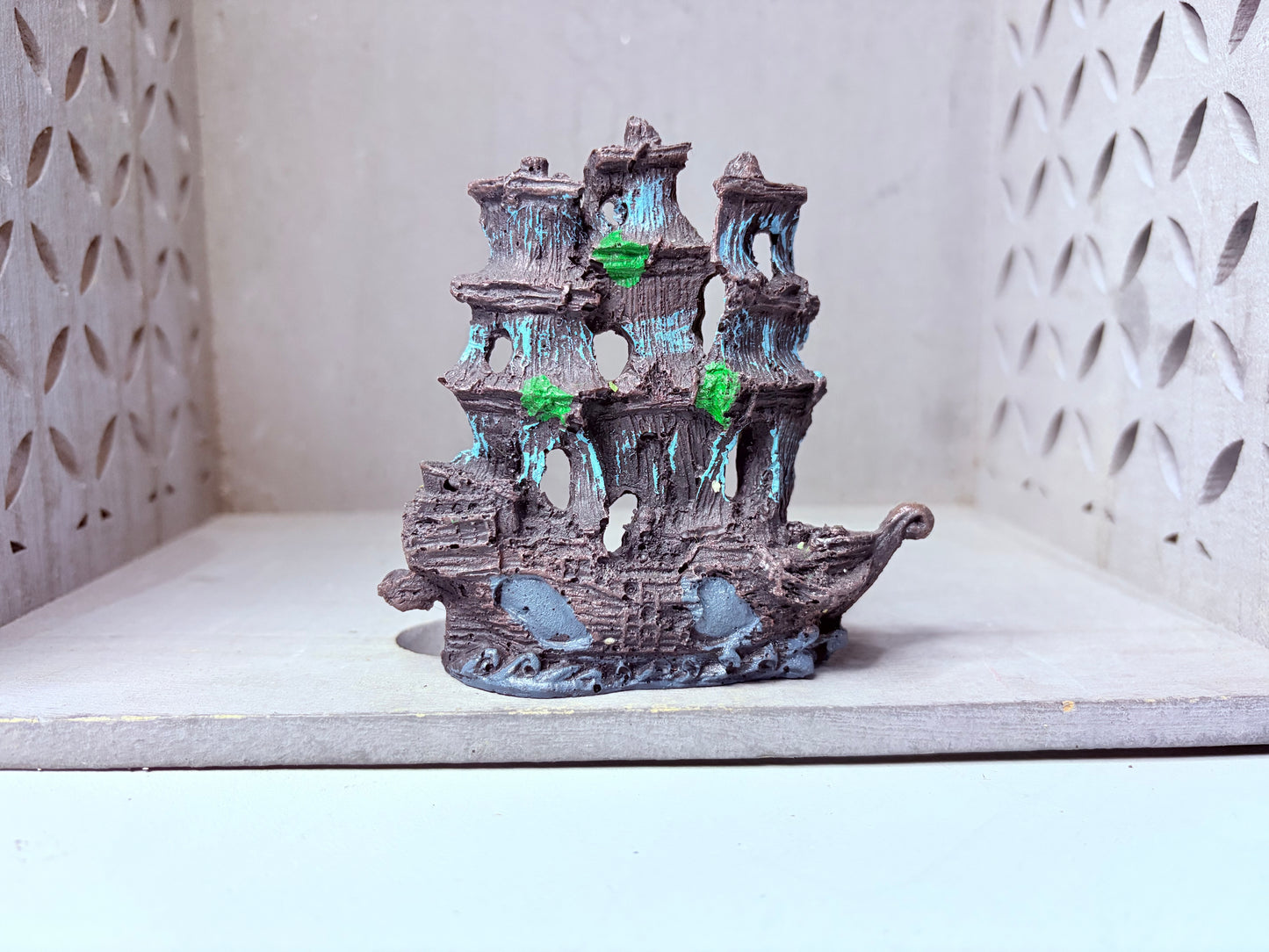 Shipwreck aquarium decor